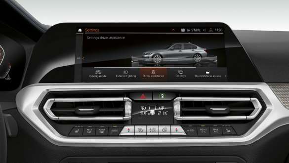 BMW Серия 3 Седан, Асистент за шофиране Professional. Фронтална снимка отблизо на дисплеите в кокпита на BMW Серия 3 Седан с Асистент за шофиране Professional.