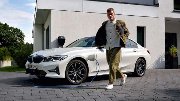 Plug-in хибрид BMW Серия 3 Седан 2021 G20 три четвърти изглед отпред при зареждане Plug-in хибрид BMW Серия 3 Седан 2021 G20 три четвърти изглед отпред при зареждане с модел