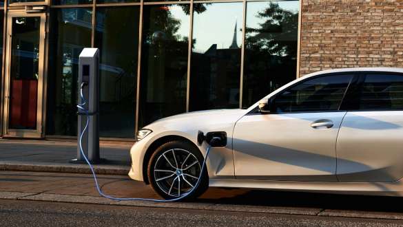 Plug-in хибрид BMW Серия 3 Седан 2021 G20 изглед отстрани Plug-in хибрид BMW Серия 3 Седан 2021 G20 изглед отстрани на зарядна станция