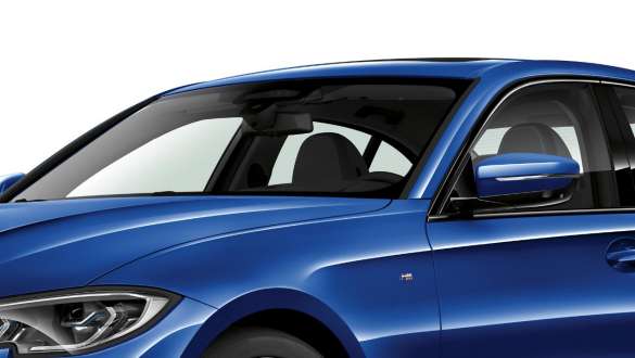 BMW 3 Series Седан, BMW Акустични стъкла. Три четвърти страничен кадър на BMW Серия 3 Седан с фокус върху предните и страничните прозорци на шофьора с акустични стъкла.