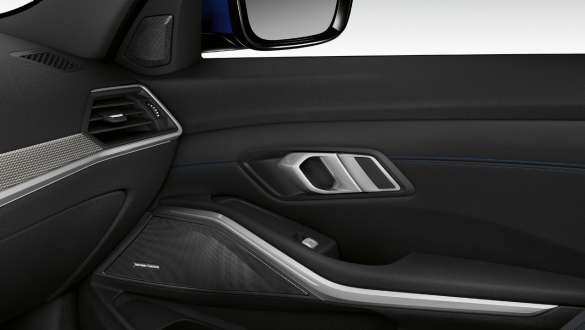 BMW 3 Series Седан, Harman Kardon озвучителната система. Кадър отблизо на вътрешната пасажерска врата, осветена с вграден високоговорител на озвучителната система Harman Kardon.