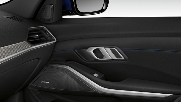 BMW 3 Series Седан, Harman Kardon озвучителната система. Кадър отблизо на вътрешната пасажерска врата, осветена с вграден високоговорител на озвучителната система Harman Kardon.