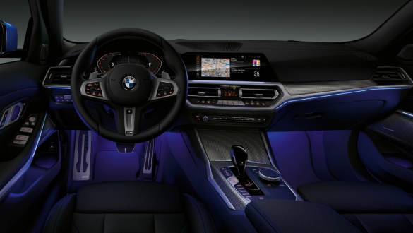 BMW 3 Series Седан, Вътрешно осветление. Преден изглед на кокпита на шофьора на BMW Серия 3 Седан със светло синьо осветление в зоната за краката.