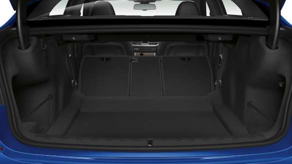 BMW 3 Series Седан, Система за товарене. Кадър отблизо на отворен багажник със задната седалка наполовина сгъната.