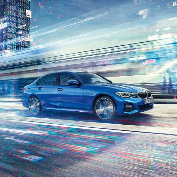 Страничен изглед на BMW Серия 3 Седан в движение. Страничен изглед на BMW Серия 3 Седан в движение на фона на града.