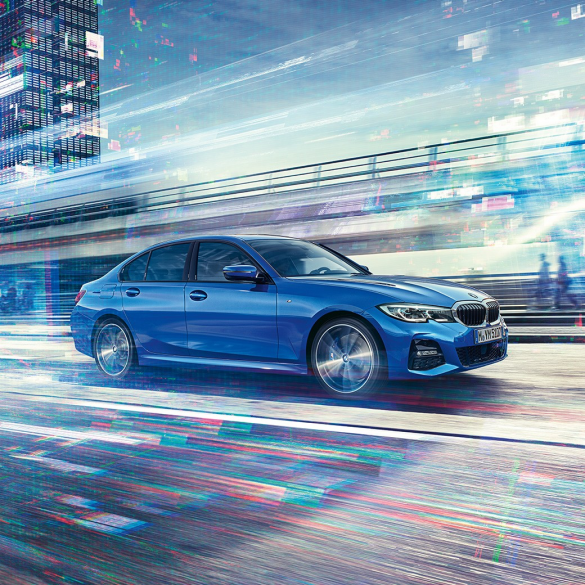 Страничен изглед на BMW Серия 3 Седан в движение. Страничен изглед на BMW Серия 3 Седан в движение на фона на града.