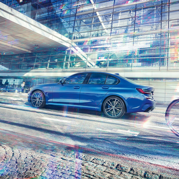 BMW Серия 3 Седан, страничен изглед. Страничен изглед на BMW Серия 3 Седан в покой през деня пред стъклена сграда.