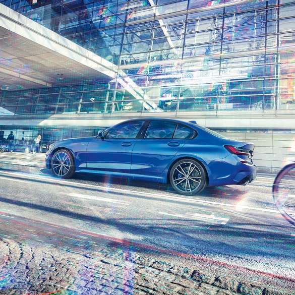 BMW Серия 3 Седан, страничен изглед. Страничен изглед на BMW Серия 3 Седан в покой през деня пред стъклена сграда.
