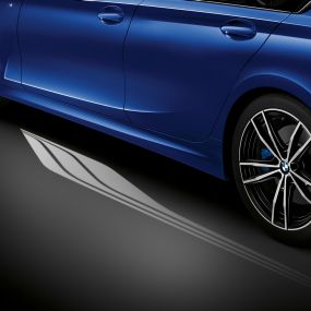 BMW Серия 3 Седан, Вътрешно осветление. Преден изглед на кокпита от страната на водача на BMW Серия 3 Седан с Вътрешно осветление и осветено в синьо пространство за краката.