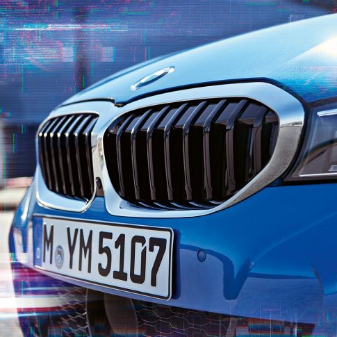 BMW Серия 3 Седан, двойна бъбрековидна радиаторна решетка. Странична снимка отблизо на двойната бъбрековидна радиаторна решетка на BMW Серия 3 Седан.