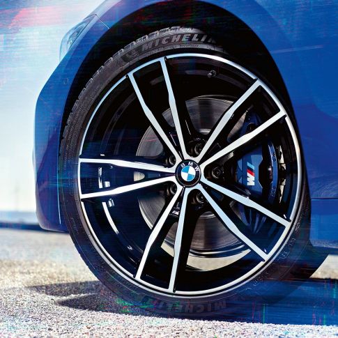 BMW Серия 3 Седан, алуминиеви джанти 791 M. Снимка отблизо на 19-инчовите алуминиеви джанти 791 M Jetblack на BMW Серия 3 Седан.