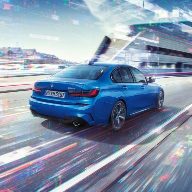 BMW Серия 3 Седан, страничен изглед отзад. Три четвърти изглед отзад на BMW Серия 3 Седан на фона на града.