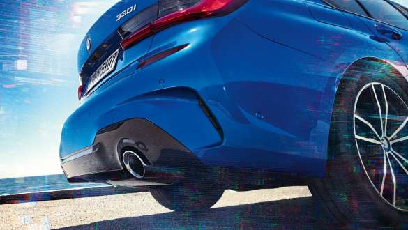 BMW Серия 3 Седан (G20), М Спортен диференциал. Странична снимка на задната част на BMW Серия 3 Седан (G20) косо отзад