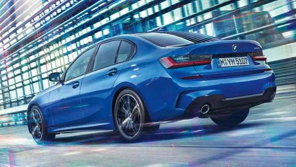 BMW Серия 3 Седан (G20), Адаптивно М окачване Три четвърти снимка отзад на движещо се BMW Серия 3 Седан (G20) с Адаптивно М окачване