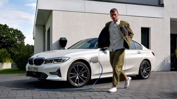 Plug-in хибрид BMW Серия 3 Седан 2021 G20 три четвърти изглед отпред при зареждане Plug-in хибрид BMW Серия 3 Седан 2021 G20 три четвърти изглед отпред при зареждане, с модел