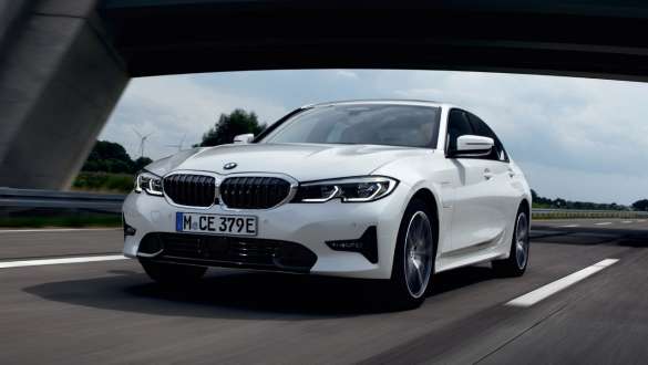 Plug-in хибрид BMW Серия 3 Седан 2021 G20 три четвърти изглед отпред при движение Plug-in хибрид BMW Серия 3 Седан 2021 G20 три четвърти изглед отпред при движение по пътя