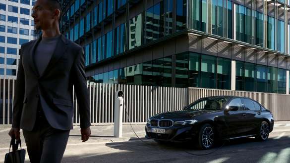 BMW Серия 3 Седан Plug-in хибрид G20 три четвърти изглед отстрани при зареждане BMW Серия 3 Седан Plug-in хибрид G20 три четвърти изглед отстрани при зареждане с модел