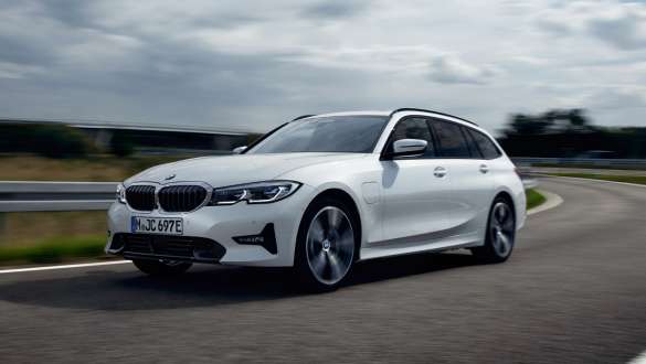 Plug-in хибрид BMW Серия 3 Туринг 2021 G21 три четвърти изглед отпред при движение Plug-in хибрид BMW Серия 3 Туринг 2021 G21 три четвърти изглед отпред при движение по пътя