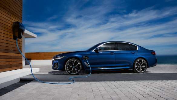 BMW Серия 5 Седан Plug-in хибрид 2021 G30 изглед отстрани BMW Серия 5 Седан Plug-in хибрид 2021 G30 изглед отстрани на BMW Wallbox