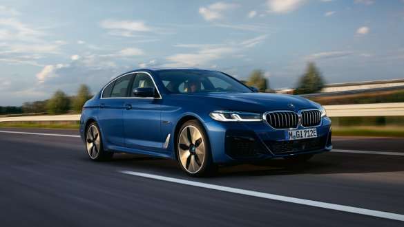 BMW Серия 5 Седан Plug-In хибрид 2021 G30 три четвърти изглед отпред в движение BMW Серия 5 Седан Plug-In хибрид 2021 G30 три четвърти изглед отпред в движение на пътя