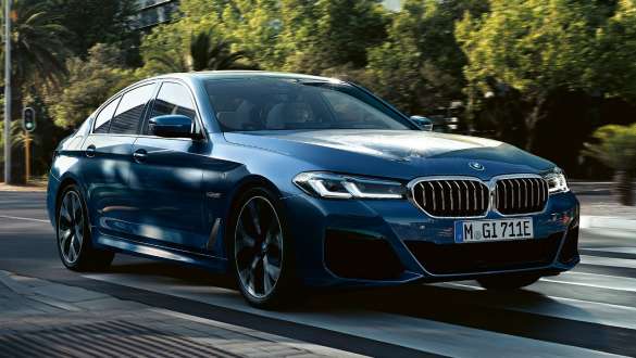 BMW Серия 5 Седан G30 три четвърти изглед отпред BMW Серия 5 Седан G30 фейслифт 2020 Phytonic Blue metallic, три четвърти изглед отпред в движение