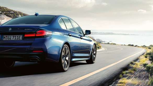 Интегрално активно кормилно управление BMW Серия 5 Седан G30 Интегрално активно кормилно управление BMW Серия 5 Седан G30 фейслифт 2020 три четвърти изглед отзад снимка в движение