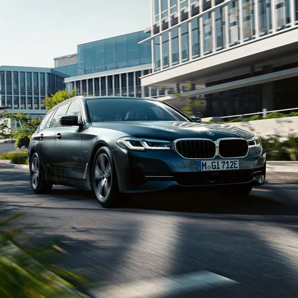 BMW Серия 5 Туринг G31 екстериор BMW Серия 5 Туринг G31 фейслифт 2020 Sophisto Grey три четвърти изглед отпред в движение в града