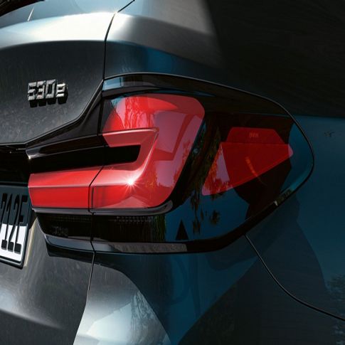 Триизмерни задни светлини BMW Серия 5 Туринг G31 Триизмерни задни светлини BMW Серия 5 Туринг G31 фейслифт 2020 Sophisto Grey снимка отблизо отзад