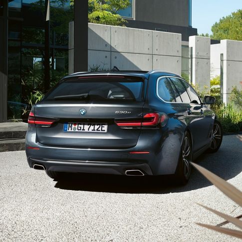 Задна броня и ауспухови накрайници със свободна форма BMW Серия 5 Туринг G31 Задна броня и ауспухови накрайници със свободна форма BMW Серия 5 Туринг G31 фейслифт 2020 Sophisto Grey снимка отблизо отзад