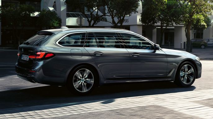 BMW Серия 5 Туринг G31 изглед отстрани BMW Серия 5 Туринг G31 фейслифт 2020 Sophisto Grey изглед отстрани