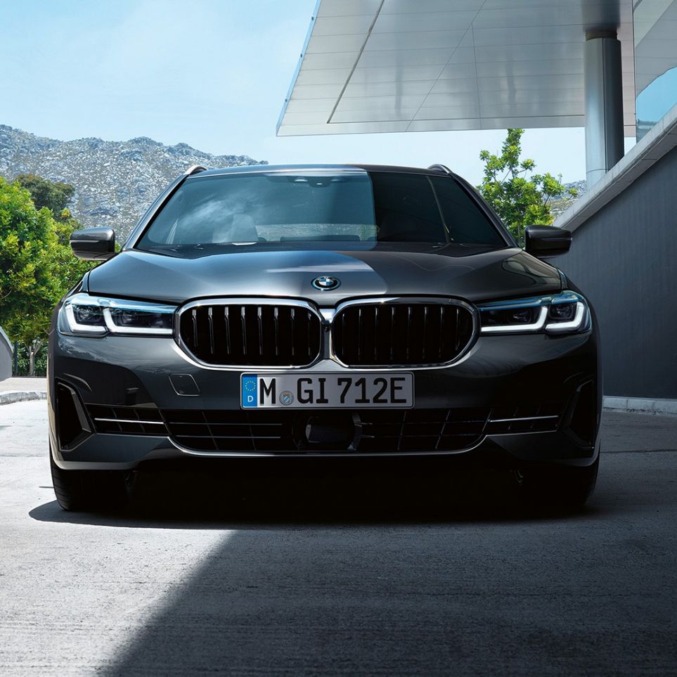 BMW бъбрековидна радиаторна решетка и предна броня BMW Серия 5 Туринг G31 BMW бъбрековидна радиаторна решетка и предна броня BMW Серия 5 Туринг G31 фейслифт 2020 Sophisto Grey снимка отблизо отпред