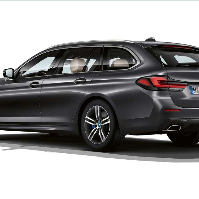 BMW Серия 5 Туринг G31 базово оборудване отзад BMW Серия 5 Туринг 530i G31 2020 базово оборудване Sophisto Grey три четвърти изглед отзад