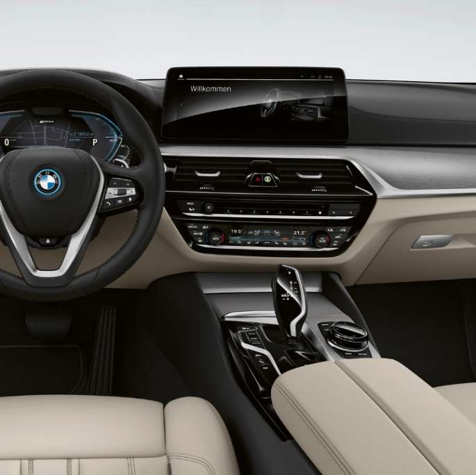 BMW Серия 5 Туринг G31 базово оборудване Кокпит BMW Серия 5 Туринг 530i G31 2020 базово оборудване кожена тапицерия 'Dakota' Ivory White ексклузивен шев с кант в контрастен цвят интериор