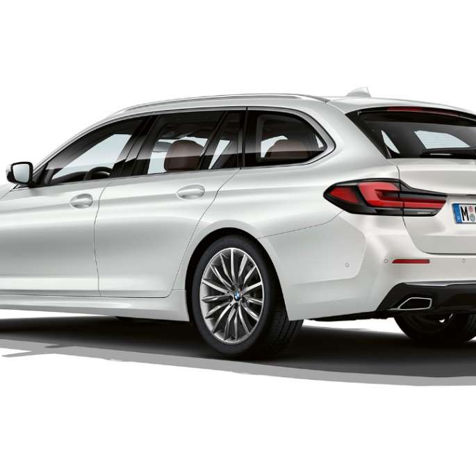 BMW Серия 5 Туринг Luxury Line отзад BMW Серия 5 Туринг 530i G31 2020 базово оборудване Mineral White три четвърти изглед отзад