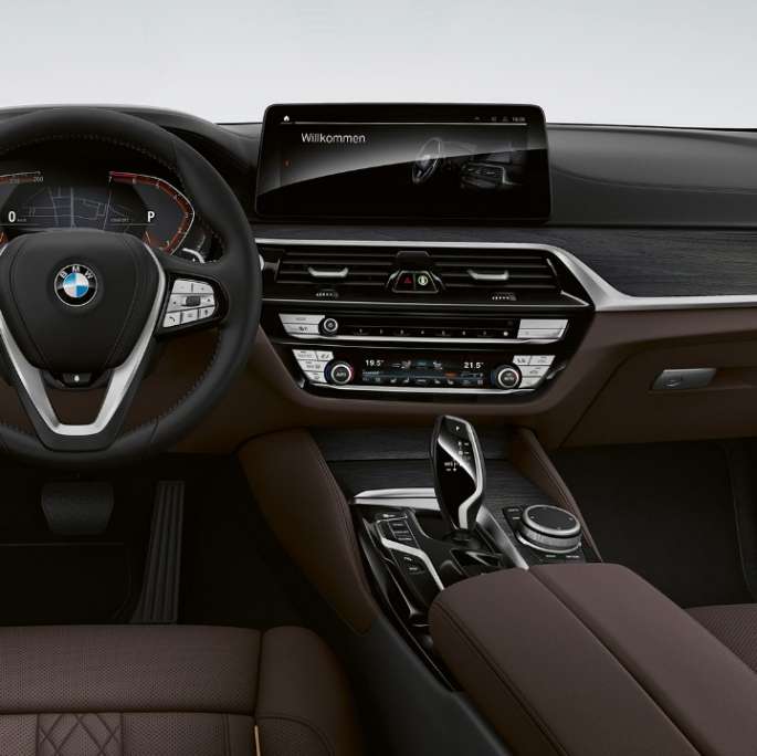 BMW Серия 5 Туринг G31 Luxury Line Кокпит BMW Серия 5 Туринг 530i G31 2020 Luxury Line ексклузивна кожена тапицерия 'Nappa' Mocha ексклузивен шев с кант в контрастен цвят интериор