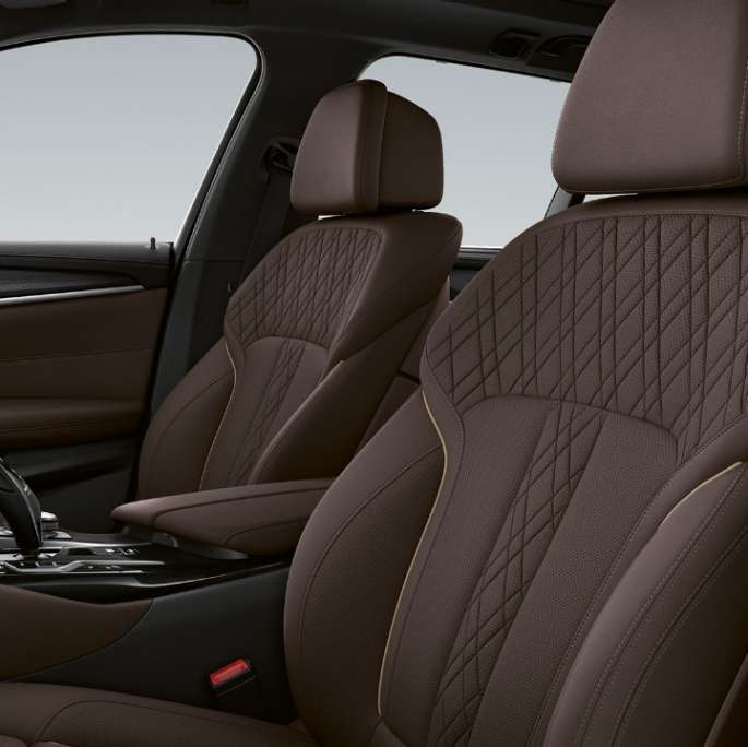 Тапицерия BMW Серия 5 Туринг G31 Luxury Line Кожена тапицерия 'Nappa' Mocha ексклузивен шев с кант в контрастен цвят BMW Серия 5 Туринг 530i G31 2020 Luxury Line интериор
