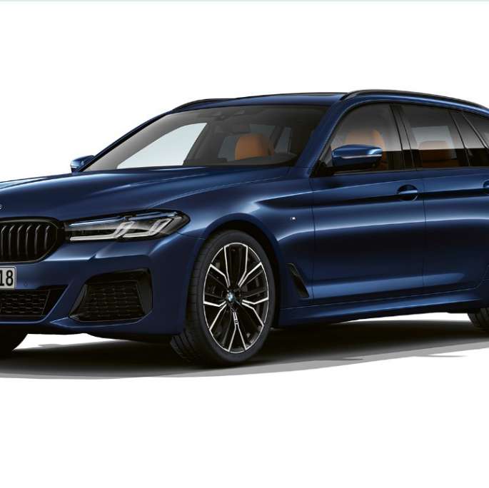 BMW Серия 5 Туринг M Спортен Пакет отпред BMW Серия 5 Туринг 530e G31 2020 М Спортен пакет Tanzanite Blue II Metallic три четвърти изглед отпред