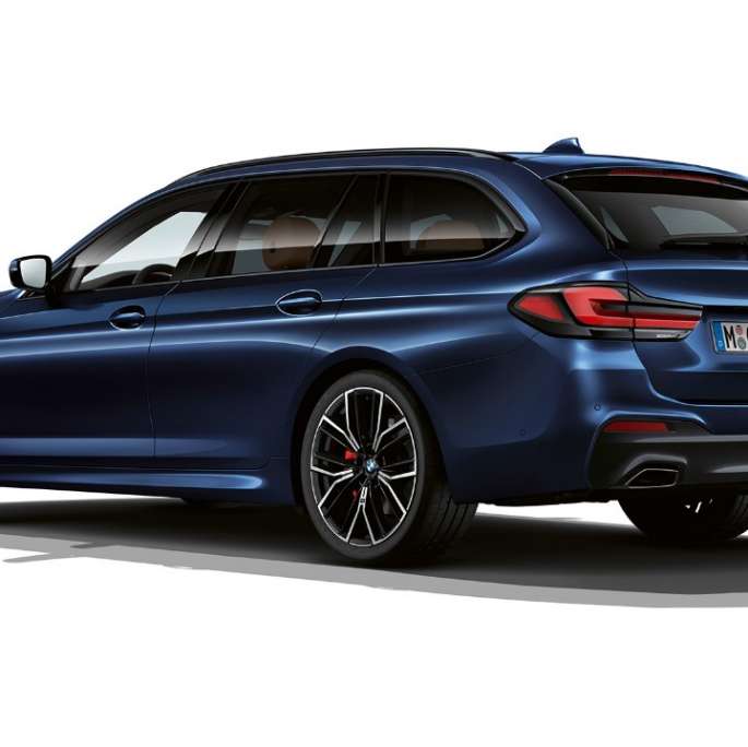 BMW Серия 5 Туринг M Спортен Пакет отпред BMW Серия 5 Туринг 530e G31 2020 М Спортен пакет Tanzanite Blue II Metallic три четвърти изглед отзад
