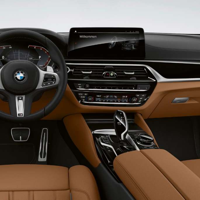 BMW Серия 5 Туринг G31 М Спортен пакет Кокпит BMW Серия 5 Туринг 530i G31 2020 М Спортен пакет кожена тапицерия 'Dakota' Cognac ексклузивен шев с кант в контрастен цвят интериор