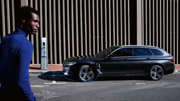 Plug-in хибрид BMW Серия 5 Туринг 2021 G31 три четвърти изглед отстрани при зареждане Plug-in хибрид BMW Серия 5 Туринг 2021 G31 три четвърти изглед отстрани при зареждане, с модел
