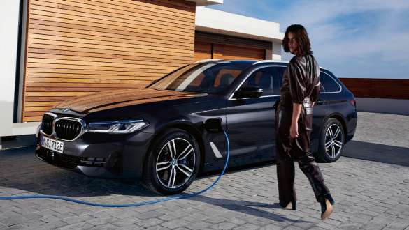 Plug-in хибрид BMW Серия 5 Туринг 2021 G31 три четвърти изглед отпред при зареждане Plug-in хибрид BMW Серия 5 Туринг 2021 G31 три четвърти изглед отпред при зареждане, с модел