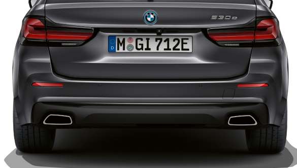 Видими трапецовидни ауспухови накрайници BMW Серия 5 Туринг G31 Видими трапецовидни ауспухови накрайници BMW Серия 5 Туринг G31 фейслифт 2020 снимка отблизо отзад