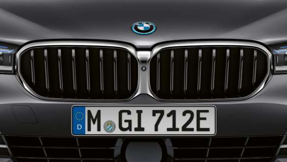BMW бъбрековидна радиаторна решетка BMW Серия 5 Туринг G31 BMW бъбрековидна радиаторна решетка BMW Серия 5 Туринг G31 фейслифт 2020 снимка отблизо отпред