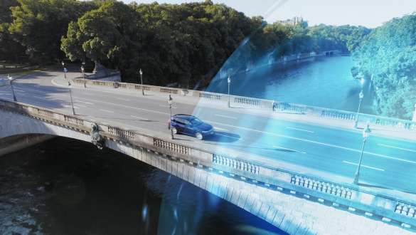 BMW Серия 5 Туринг G31 в eDrive Zone BMW Серия 5 Туринг G31 фейслифт 2020 три четвърти изглед отпред в eDrive Zone в движение по мост