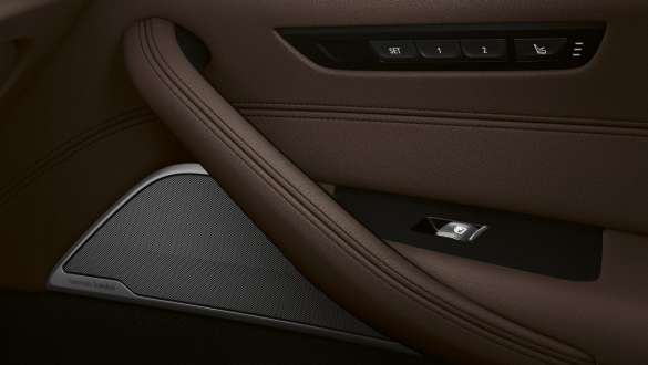 Bowers & Wilkins Diamond Surround Sound озвучителна система BMW Серия 5 Туринг G31 Bowers & Wilkins Diamond Surround Sound озвучителна система BMW Серия 5 Туринг G31 фейслифт 2020 интериор снимка отблизо на вратата