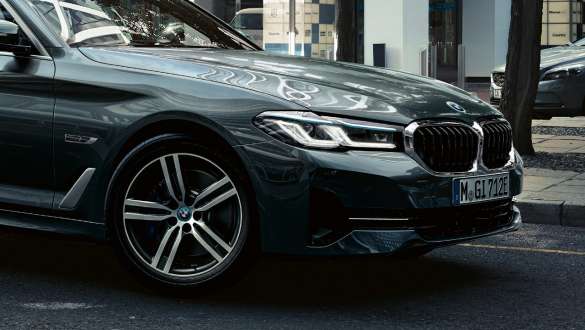 Интегрално активно кормилно управление BMW Серия 5 Туринг G31 Интегрално активно кормилно управление BMW Серия 5 Туринг G31 фейслифт 2020 три четвърти изглед отпред в движение