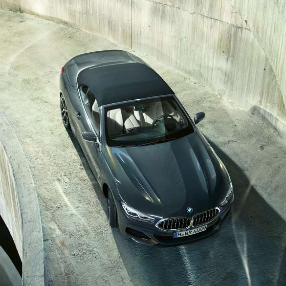BMW M850i xDrive Dravit Grey metallic, с черен текстилен покрив, от перспектива „птичи поглед“. BMW M850i xDrive Dravit Grey metallic, с черен текстилен покрив, от перспектива „птичи поглед“.