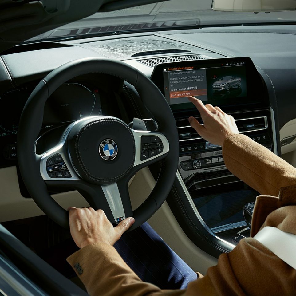 BMW M850i xDrive, водачът управлява BMW Live Cockpit Professional с докосване. BMW M850i xDrive, водачът управлява BMW Live Cockpit Professional с докосване.