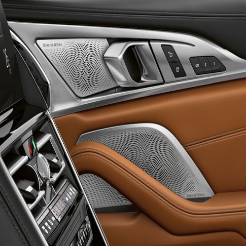 BMW M850i xDrive, интериор, озвучителна система Bowers & Wilkins Diamond Surround Sound. BMW M850i xDrive, интериор, озвучителна система Bowers & Wilkins Diamond Surround Sound.