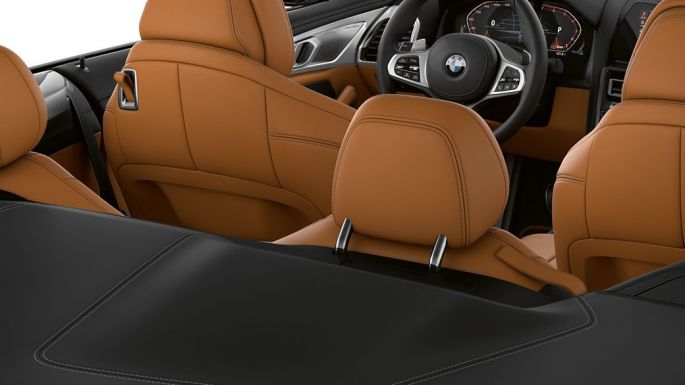BMW M850i xDrive, интериор при отворен мек покрив. BMW M850i xDrive, интериор при отворен мек покрив.